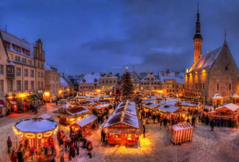 העיר העתיקה של טאלין כיכר שוק חג המולד